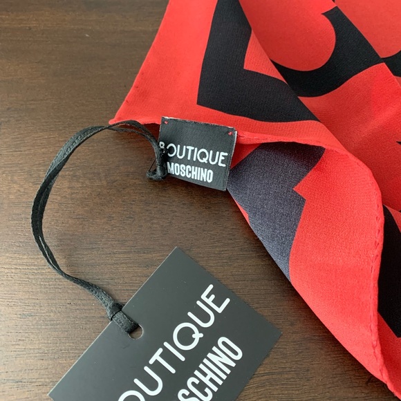 🔥LISTED 1/11❤️100%, Made in Italy Moschino Scarf - Picture 3 of 4